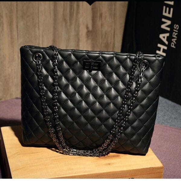 Medium size chain bag